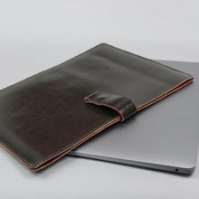 Lade das Bild in den Galerie-Viewer, Laptopsleeve Querformat dunkelbraun