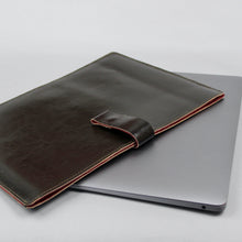 Lade das Bild in den Galerie-Viewer, Laptopsleeve Querformat dunkelbraun