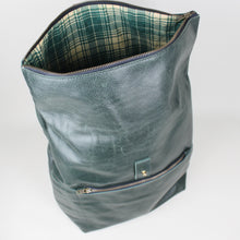 Lade das Bild in den Galerie-Viewer, Rolltop Rucksack L- Dunkelgrün
