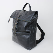 Lade das Bild in den Galerie-Viewer, Rolltop Rucksack M - Schwarz