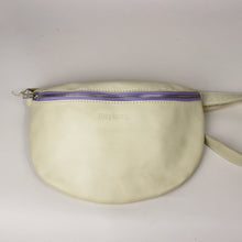 Lade das Bild in den Galerie-Viewer, große Bauchtasche / Brusttasche weiß
