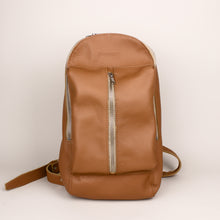 Lade das Bild in den Galerie-Viewer, große Brusttasche / Rucksack - Cognac
