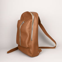 Lade das Bild in den Galerie-Viewer, große Brusttasche / Rucksack - Cognac

