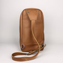 Lade das Bild in den Galerie-Viewer, große Brusttasche / Rucksack - Cognac
