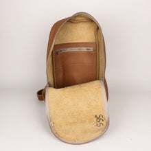 Lade das Bild in den Galerie-Viewer, große Brusttasche / Rucksack - Cognac
