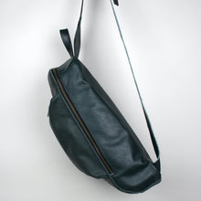 Lade das Bild in den Galerie-Viewer, große Brusttasche / Rucksack - grün
