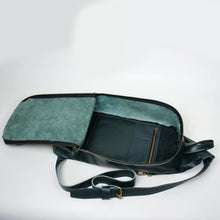 Lade das Bild in den Galerie-Viewer, große Brusttasche / Rucksack - grün
