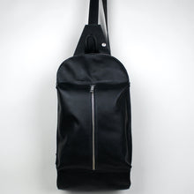 Lade das Bild in den Galerie-Viewer, große Brusttasche / Rucksack - schwarz
