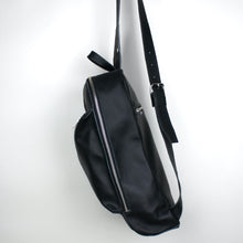 Lade das Bild in den Galerie-Viewer, große Brusttasche / Rucksack - schwarz
