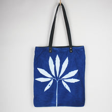 Lade das Bild in den Galerie-Viewer, Cyanotasche Christrose
