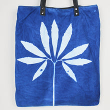 Lade das Bild in den Galerie-Viewer, Cyanotasche Christrose
