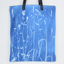 Lade das Bild in den Galerie-Viewer, Cyanotasche Gräser miit Biene
