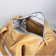 Lade das Bild in den Galerie-Viewer, Dufflebag M - Butter
