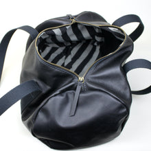 Lade das Bild in den Galerie-Viewer, Dufflebag XS - schwarz
