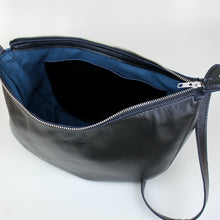 Lade das Bild in den Galerie-Viewer, Kleine Halbmond Handtasche - schwarz
