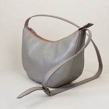 Lade das Bild in den Galerie-Viewer, Halbmondtasche - silbergrau
