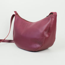 Lade das Bild in den Galerie-Viewer, Halbmondtasche - Himbeere
