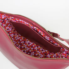 Lade das Bild in den Galerie-Viewer, Halbmondtasche - Himbeere
