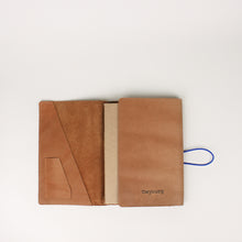 Lade das Bild in den Galerie-Viewer, Organizer für drei Hefte - Cognac
