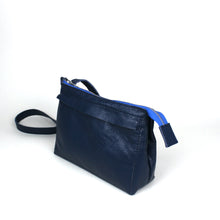 Lade das Bild in den Galerie-Viewer, kleine Tasche im Querformat S - blau
