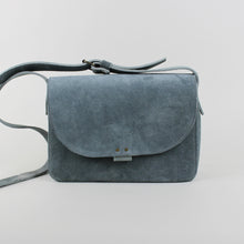 Lade das Bild in den Galerie-Viewer, Handtasche im Querformat - Schilf Wildleder
