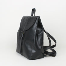 Lade das Bild in den Galerie-Viewer, Mini Rucksack mit runder Klappe - schwarz
