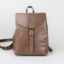 Lade das Bild in den Galerie-Viewer, Mini Rucksack mit runder Klappe - hellbraun
