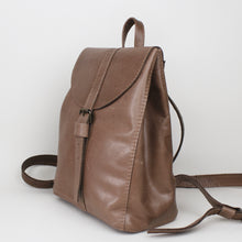 Lade das Bild in den Galerie-Viewer, Mini Rucksack mit runder Klappe - hellbraun
