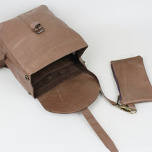 Lade das Bild in den Galerie-Viewer, Mini Rucksack mit runder Klappe - hellbraun

