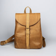 Lade das Bild in den Galerie-Viewer, Mini Rucksack mit runder Klappe - Natur
