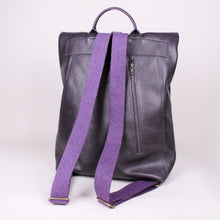 Lade das Bild in den Galerie-Viewer, Rolltop Rucksack L- dunkel violett
