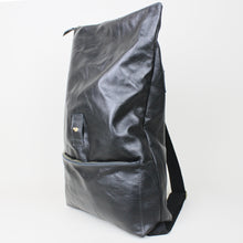 Lade das Bild in den Galerie-Viewer, Rolltop Rucksack M - Schwarz
