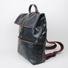 Lade das Bild in den Galerie-Viewer, Rolltop Rucksack M - Schwarz
