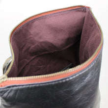 Lade das Bild in den Galerie-Viewer, Rolltop Rucksack M - Schwarz
