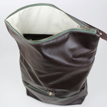 Lade das Bild in den Galerie-Viewer, Rolltop Rucksack M - Dunkelbraun
