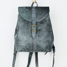 Lade das Bild in den Galerie-Viewer, Mini Rucksack mit runder Klappe - grün
