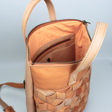 Lade das Bild in den Galerie-Viewer, Geflochtener Rucksack im Hochformat - Orangetöne
