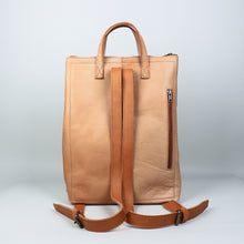 Lade das Bild in den Galerie-Viewer, Geflochtener Rucksack im Hochformat - Orangetöne
