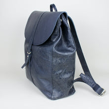 Lade das Bild in den Galerie-Viewer, Klassischer Rucksack M mit runder Klappe - dunkelblau used
