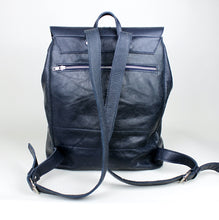 Lade das Bild in den Galerie-Viewer, Klassischer Rucksack M mit runder Klappe - dunkelblau used
