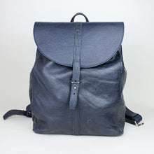 Lade das Bild in den Galerie-Viewer, Klassischer Rucksack M mit runder Klappe - dunkelblau used
