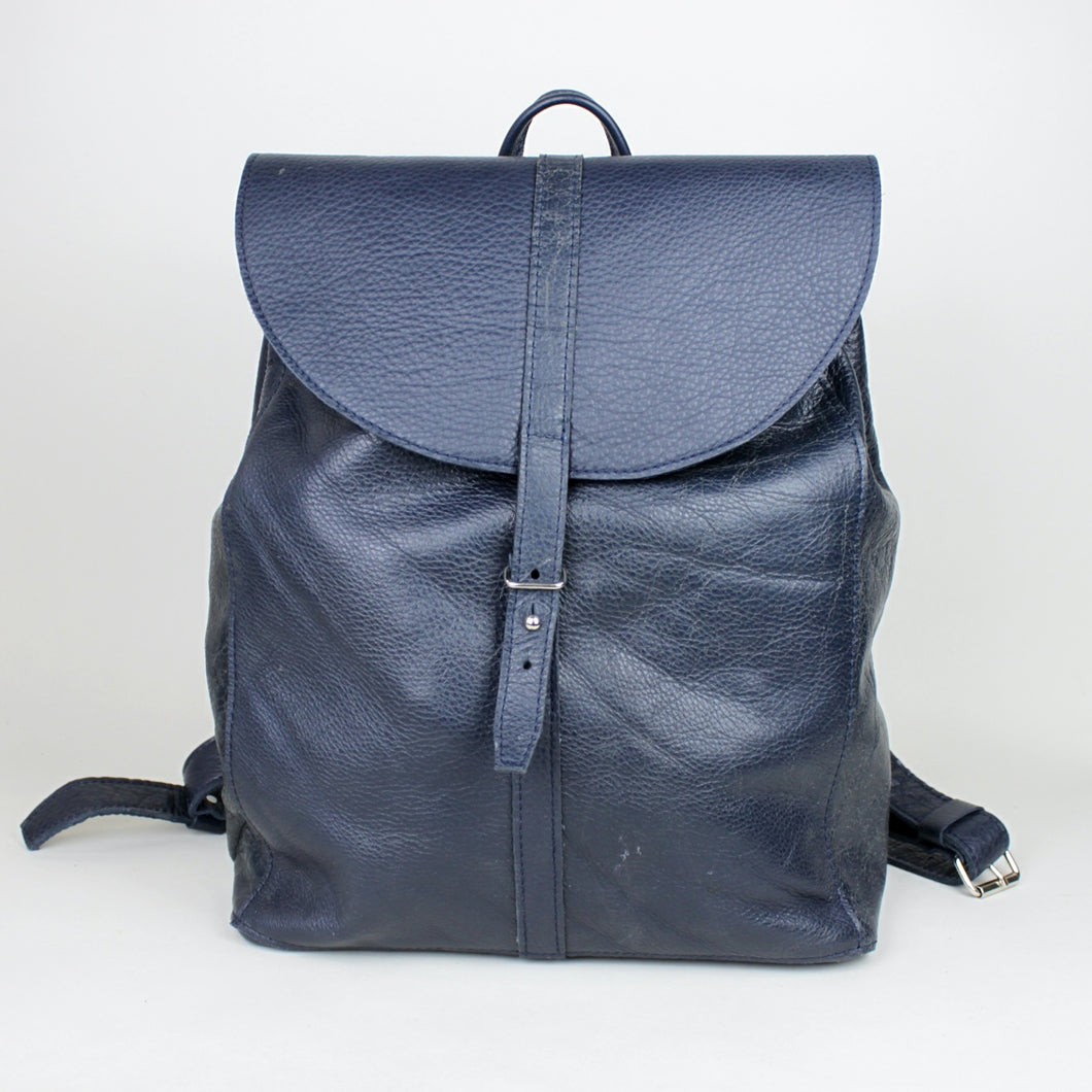 Klassischer Rucksack M mit runder Klappe - dunkelblau used