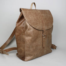 Lade das Bild in den Galerie-Viewer, Klassischer Rucksack M mit runder Klappe - Cognac

