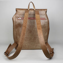 Lade das Bild in den Galerie-Viewer, Klassischer Rucksack M mit runder Klappe - Cognac
