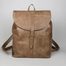 Lade das Bild in den Galerie-Viewer, Klassischer Rucksack M mit runder Klappe - Cognac
