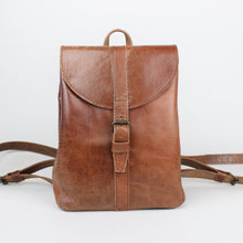 Lade das Bild in den Galerie-Viewer, Mini Rucksack mit runder Klappe - Cognac
