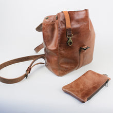 Lade das Bild in den Galerie-Viewer, Mini Rucksack mit runder Klappe - Cognac
