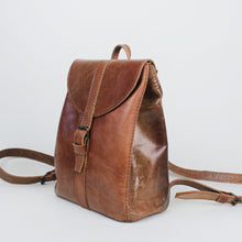 Lade das Bild in den Galerie-Viewer, Mini Rucksack mit runder Klappe - Cognac
