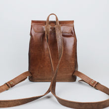 Lade das Bild in den Galerie-Viewer, Mini Rucksack mit runder Klappe - Cognac
