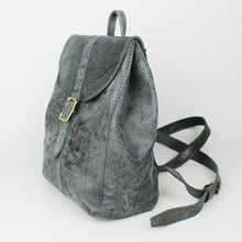 Lade das Bild in den Galerie-Viewer, Mini Rucksack mit runder Klappe - grün
